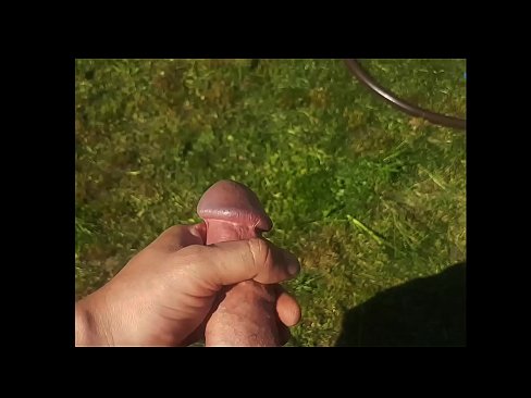❤️ Vruća zgodnica jebe svoju ružičastu macu i svršava špricom u ljetnom vrtu ❤❌ Analni video kod nas