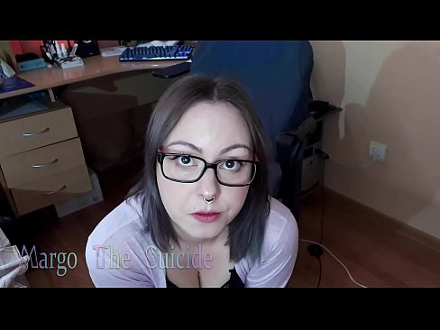 ❤️ Seksi djevojka s naočalama duboko siše dildo na kameri ❤❌ Analni video kod nas