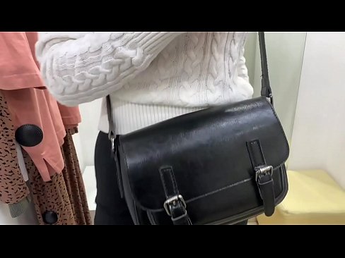 ❤️ Javna masturbacija mlade kujice FeralBerry s dildom u sobi za mjerenje ❤❌ Analni video kod nas