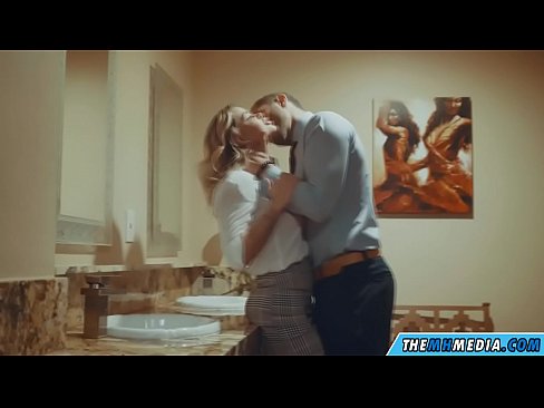❤️ Kad te prsata plavuša zavede u javnom zahodu ❤❌ Analni video kod nas